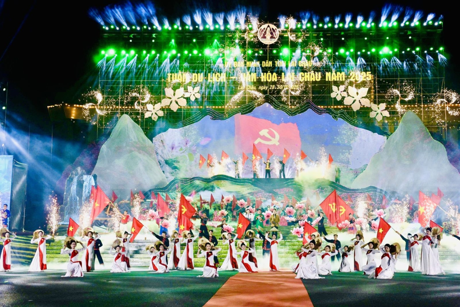 Mở đầu chương trình là màn khai từ đặc sắc “Cờ Đảng sáng mãi vùng biên”