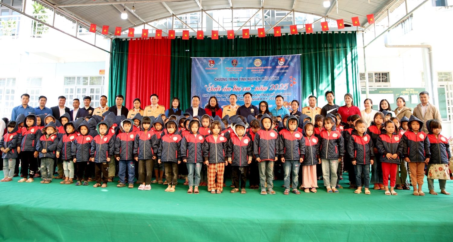 Các đại biểu trao những chiếc áo ấm cho học sinh các trường Mầm non, Tiểu học, THCS cụm giáo dục Bản Lang (cũ) góp phần "sưởi ấm" trái tim bé nhỏ nơi vùng cao Lai Châu khi mùa đông về