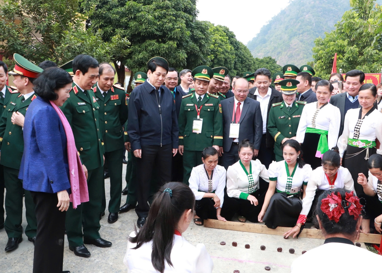 Chủ tịch nước Lương Cường và lãnh đạo Bộ Quốc phòng, lãnh đạo tỉnh cùng Nhân dân các dân tộc năm 2025