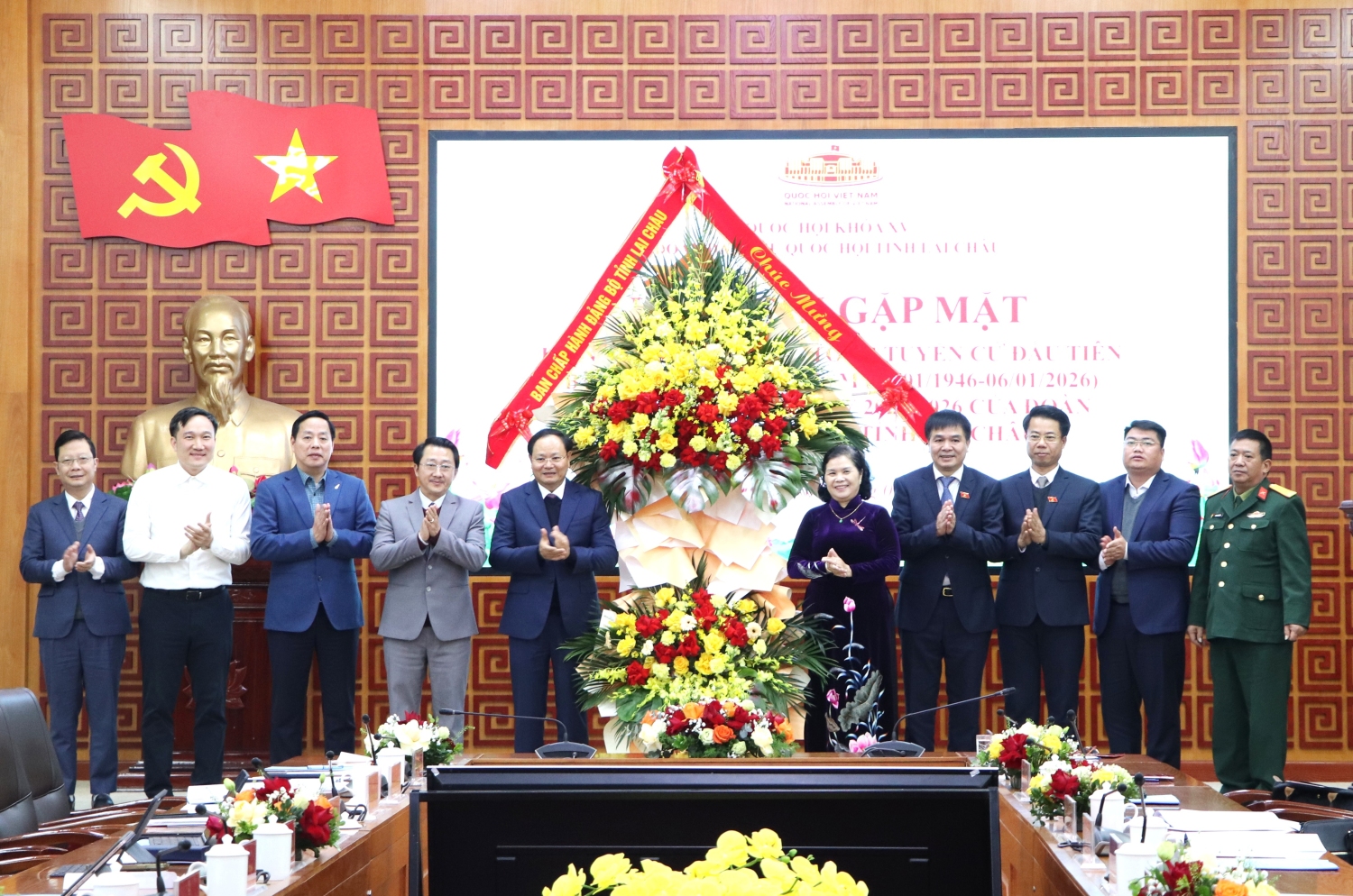 Các đồng chí Thường trực Tỉnh ủy tặng lẵng hoa của Ban Chấp hành Đảng bộ tỉnh tại buổi Gặp mặt