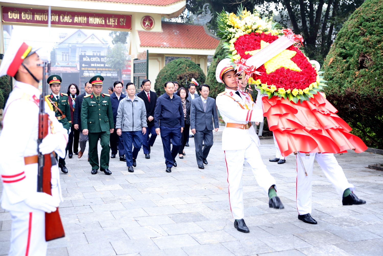 Đoàn đại biểu Đảng bộ tỉnh dự Đại hội đại biểu toàn quốc lần thứ XIV của Đảng do đồng chí Lê Minh Ngân - Bí thư Tỉnh uỷ làm Trưởng đoàn đến dâng hoa, dâng hương tưởng niệm các Anh hùng Liệt sĩ