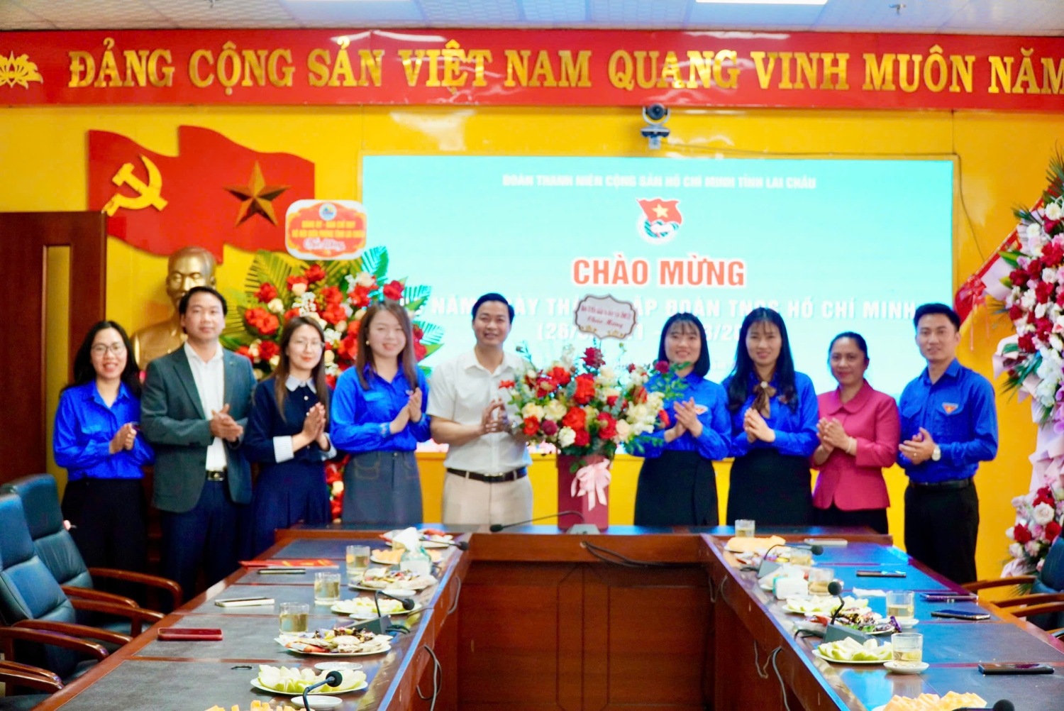 Đồng chí Nguyễn Đình Toán - Phó Trưởng Ban Tuyên giáo và Dân vận Tỉnh ủy tặng hoa chúc mừng Tỉnh đoàn