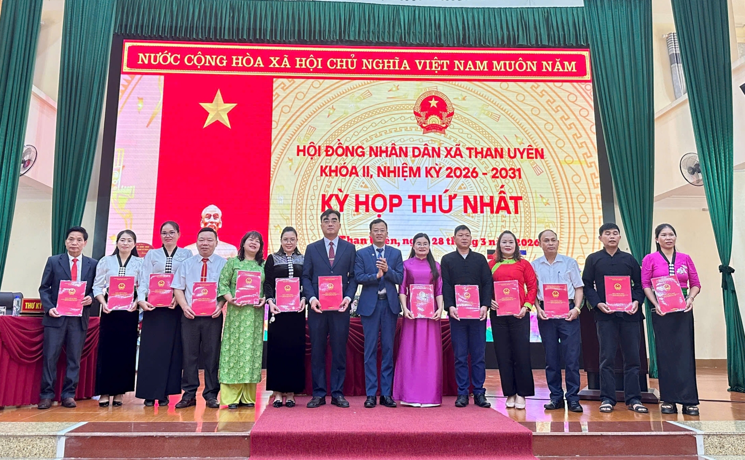 Đồng chí Phan Văn Ngọc - Phó Bí thư Đảng ủy, Chủ tịch UBND xã trao giấy chứng nhận cho các đại biểu HĐND xã khóa II, nhiệm kỳ 2026 - 2031