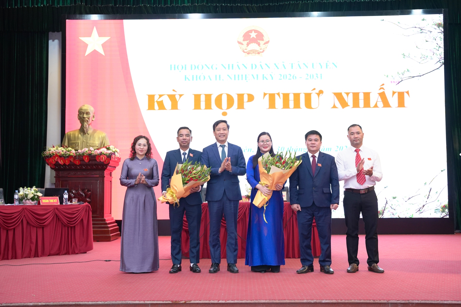 Đồng chí Lê Đức Dục - Ủy viên Ban Thường vụ Tỉnh ủy, Trưởng Ban Tuyên giáo và Dân vận Tỉnh ủy tặng hoa chúc mừng các đồng chí lãnh đạo HĐND, UBND xã được tín nhiệm bầu tại Kỳ họp