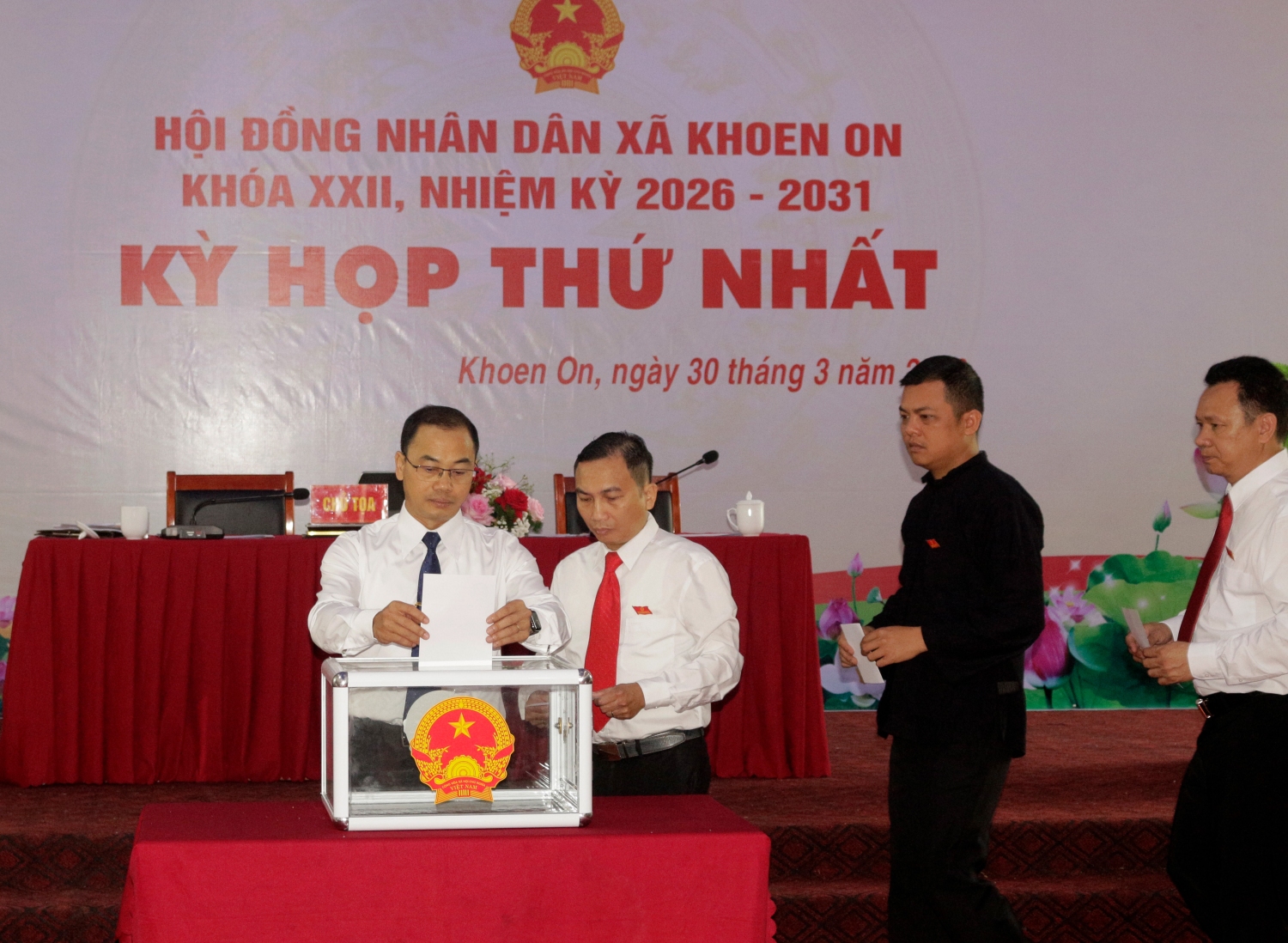 Đại biểu bỏ phiếu bầu chức danh Chủ tịch HĐND xã Khoen On khóa XXII, nhiệm kỳ 2026 - 2031