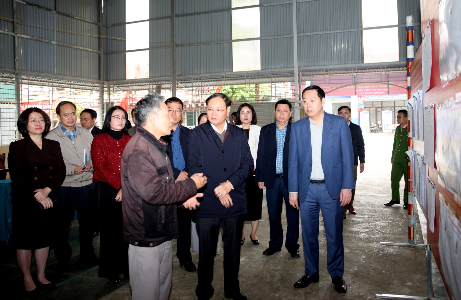 Các đồng chí: Lê Minh Ngân - Ủy viên Ban Chấp hành Trung ương Đảng, Bí thư Tỉnh uỷ; Hà Quang Trung - Phó Bí thư Tỉnh uỷ, Chủ tịch UBND tỉnh, Chủ tịch Ủy ban bầu cử tỉnh trò chuyện, nắm tình hình công tác chuẩn bị cho cuộc bầu cử tại Tổ dân phố Quyết Tiến