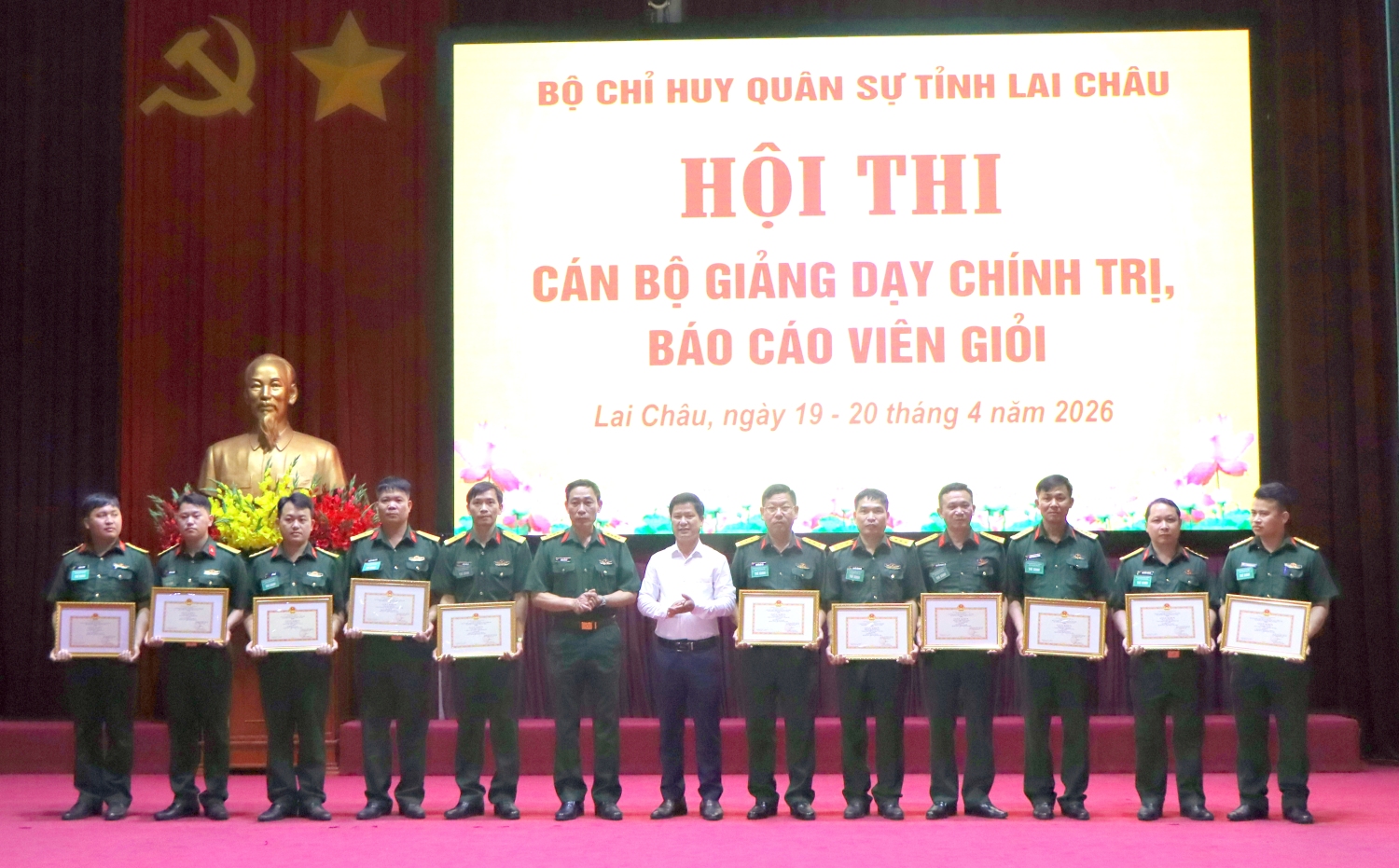 Các đồng chí lãnh đạo Ban Tuyên giáo và Dân vận Tỉnh ủy và Bộ CHQS tỉnh trao giải cho các thí sinh