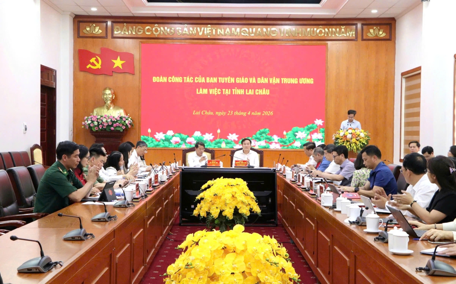 Quang cảnh buổi làm việc