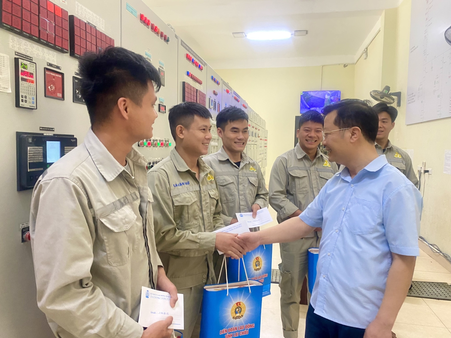 Đồng chí Phó Bí thư Tỉnh ủy tặng quà đoàn viên, người lao động có hoàn cảnh khó khăn tại Nhà máy Thủy điện Nậm So 1