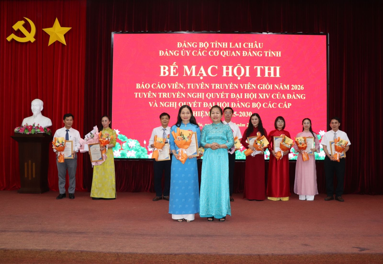 Đồng chí Khoàng Thị Thanh Nga - Ủy viên Ban Chấp hành Đảng bộ tỉnh, Phó Bí thư chuyên trách Đảng ủy các cơ quan Đảng tỉnh, Trưởng Ban Tổ chức Hội thi trao Giấy chứng nhận đạt giải Nhất cho thí sinh Trần Thị Hồng Nhung