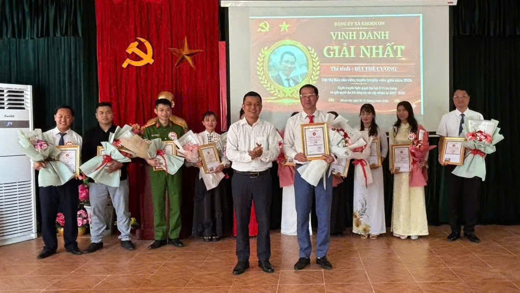 Đồng chí Lò Việt Hưng - Phó Bí thư Thường trực Đảng ủy, Trưởng Ban Tổ chức Hội thi trao giải cho thí sinh đoạt giải Nhất