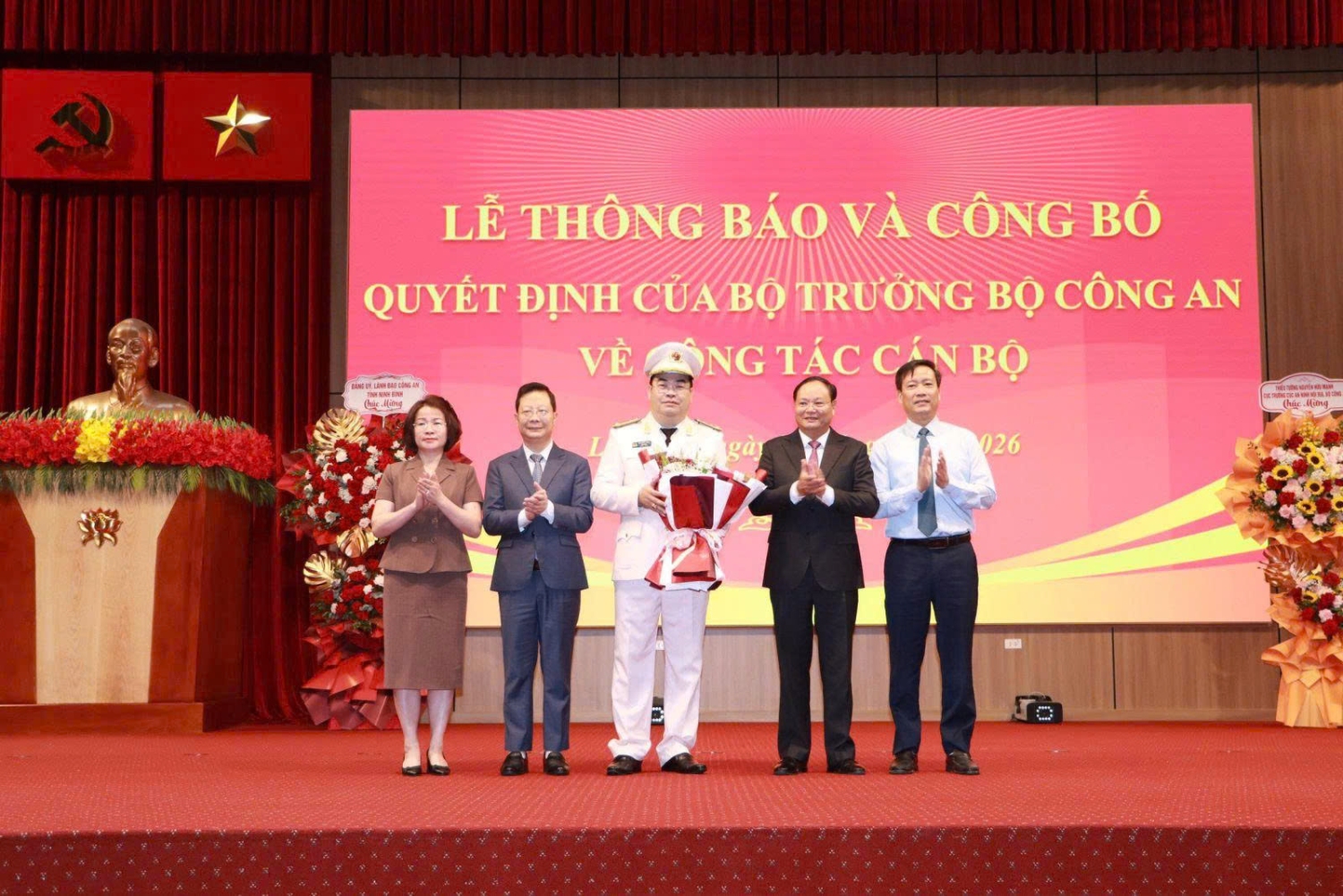 Đồng chí Lê Minh Ngân - Ủy viên Ban Chấp hành Trung ương Đảng, Bí thư Tỉnh ủy, Chủ tịch HĐND tỉnh cùng các đồng chí trong Ban Thường vụ Tỉnh ủy tặng hoa chúc mừng Tân Giám đốc Công an tỉnh Bùi Quyết Toán