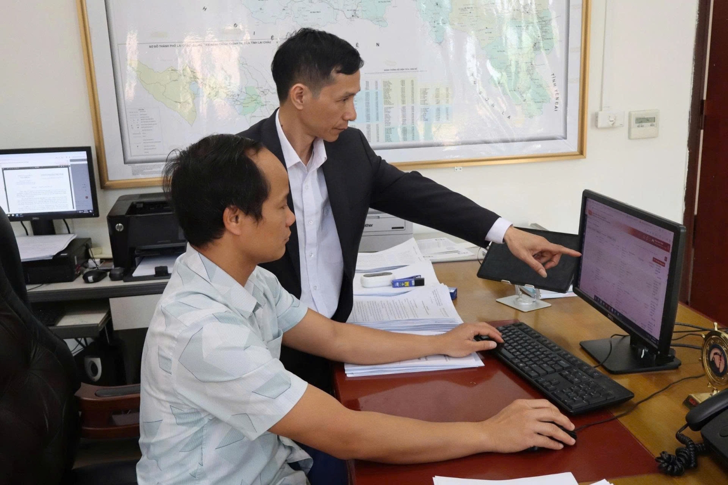 Cán bộ Phòng Chuyển đổi số - Cơ yếu (Văn phòng Tỉnh ủy) trao đổi, xử lý công việc trên hệ thống điều hành tác nghiệp các cơ quan Đảng