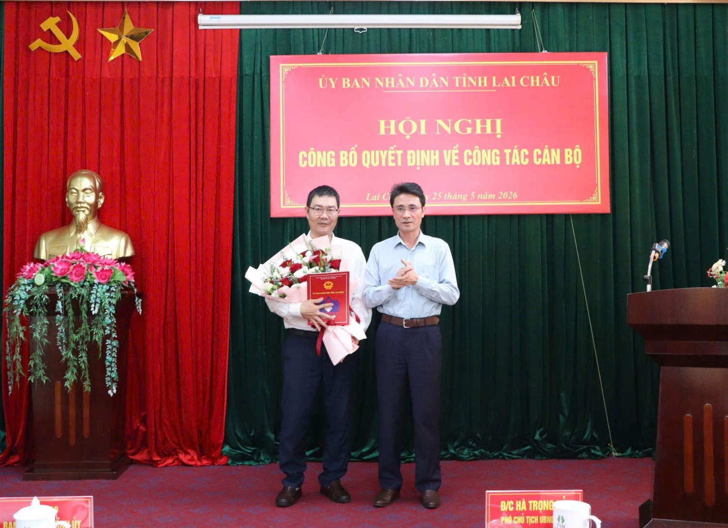 Phó Chủ tịch UBND tỉnh Hà Trọng Hải trao Quyết định và tặng hoa chúc mừng tân Phó Giám đốc Sở Nông nghiệp và Môi trường Nguyễn Phương Hạnh