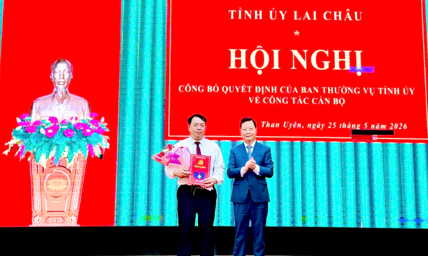 Đồng chí Đồng chí Nguyễn Ngọc Vinh - Phó Bí thư Tỉnh ủy, Chủ tịch Ủy ban MTTQ Việt Nam tỉnh trao quyết định cho đồng chí Lò Văn Nhung