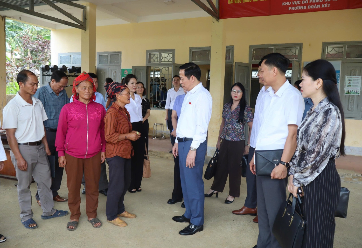 Đồng chí Hà Quang Trung - Phó Bí thư Tỉnh ủy, Chủ tịch UBND tỉnh trao đổi với cử tri sau Hội nghị