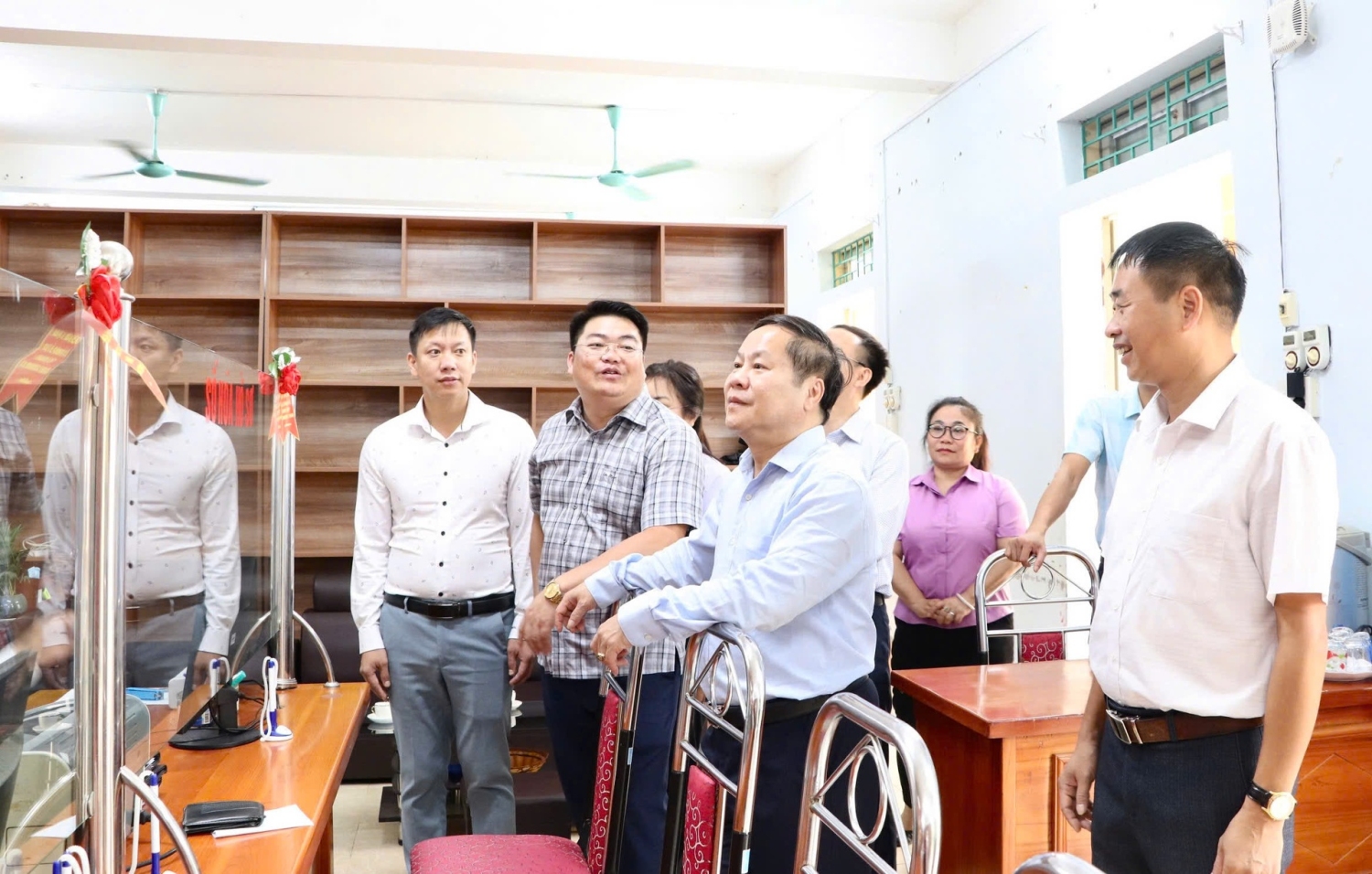 Đồng chí Tổng Thanh Hải - Ủy viên Ban Thường vụ Tỉnh uỷ, Phó Chủ tịch thường trực UBND tỉnh kiểm tra cơ sở vật chất và việc thực hiện nhiệm vụ của Trung tâm Phục vụ hành chính công xã Mường Than