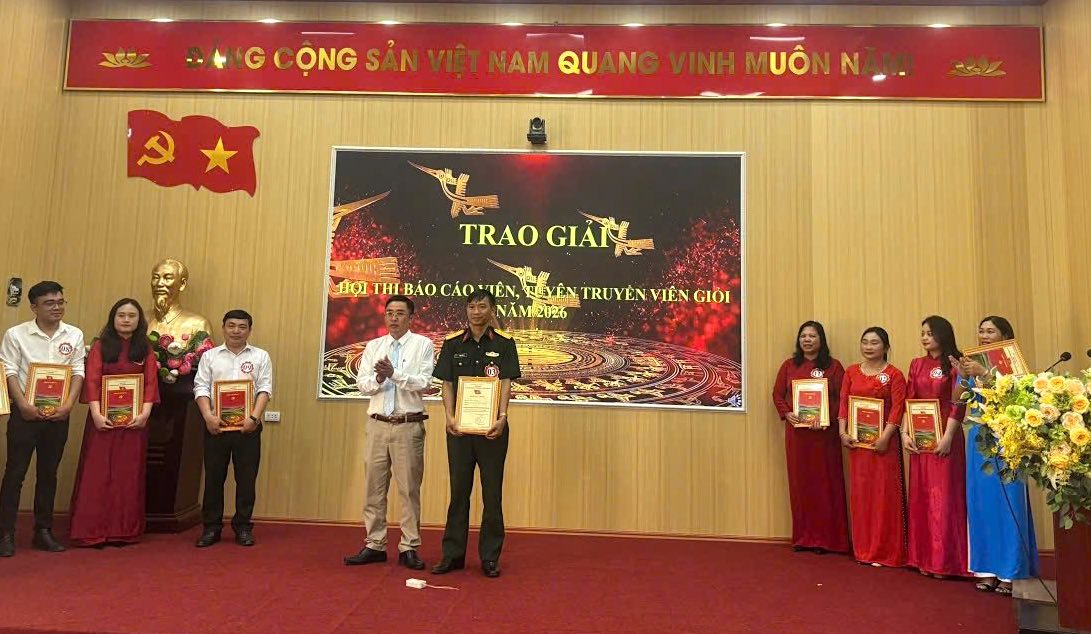 Đồng chí Nguyễn Cao Cường – Bí thư Đảng uỷ, Chủ tịch HĐND xã trao giải Nhất cho thí sinh Phạm Xuân Lợi, đảng viên Chi bộ Ban CHQS xã