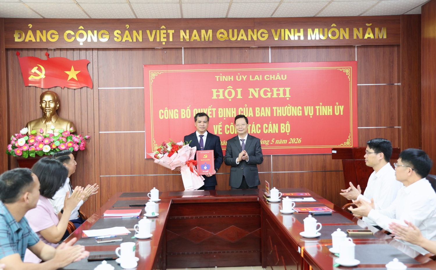Đồng chí Nguyễn Ngọc Vinh - Phó Bí thư Tỉnh ủy, Chủ tịch Ủy ban MTTQ Việt Nam tỉnh trao Quyết định, tặng hoa chúc mừng đồng chí Bùi Văn Tuấn