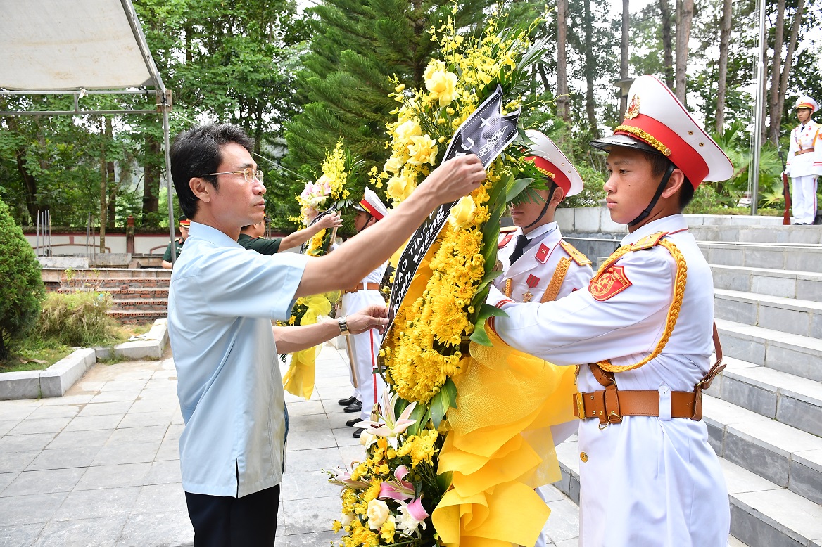Đồng chí Hà Trọng Hải – Ủy viên Ban Chấp hành Đảng bộ tỉnh, Phó Chủ tịch UBND tỉnh chỉnh vòng hoa trước khi làm lễ