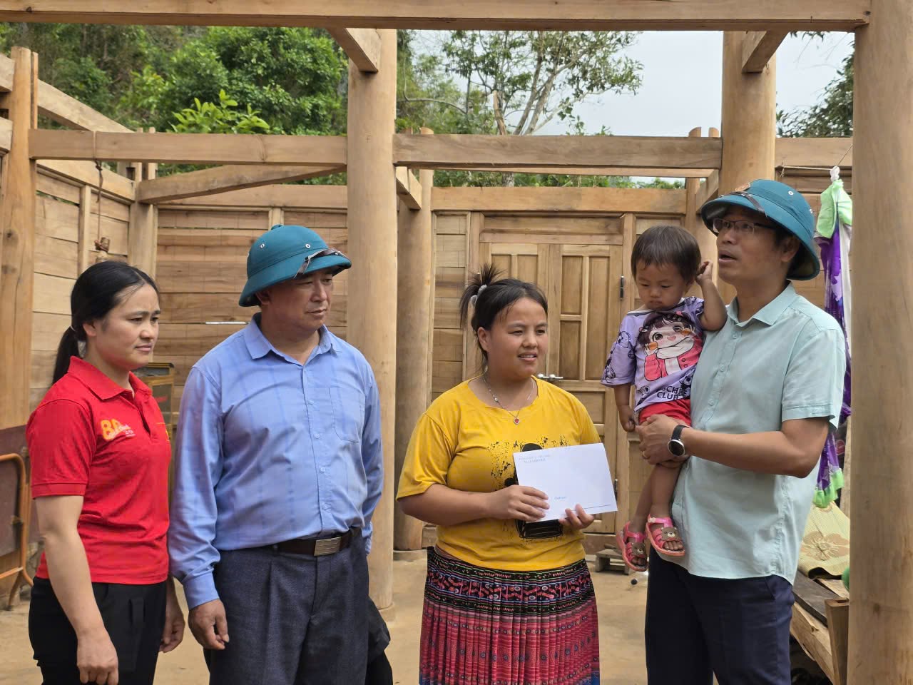  Đồng chí Nguyễn Văn Thao - Bí thư Đảng ủy, Chủ tịch HĐND xã Tủa Sín Chải (ngoài cùng bên phải) đến thăm gia đình người dân bị ảnh hưởng bởi thiên tai