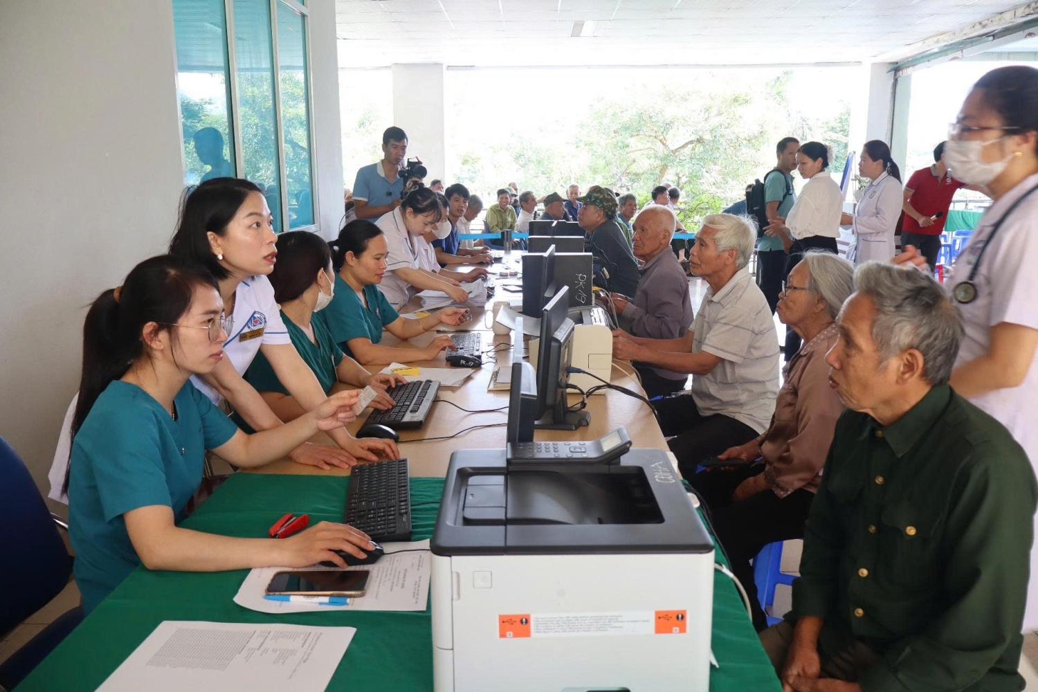 Nhân dân tích cực tham gia khám sức khỏe định kỳ miễn phí tại Bệnh viện Đa khoa tỉnh ngay trong ngày đầu tiên của Lễ ra quân