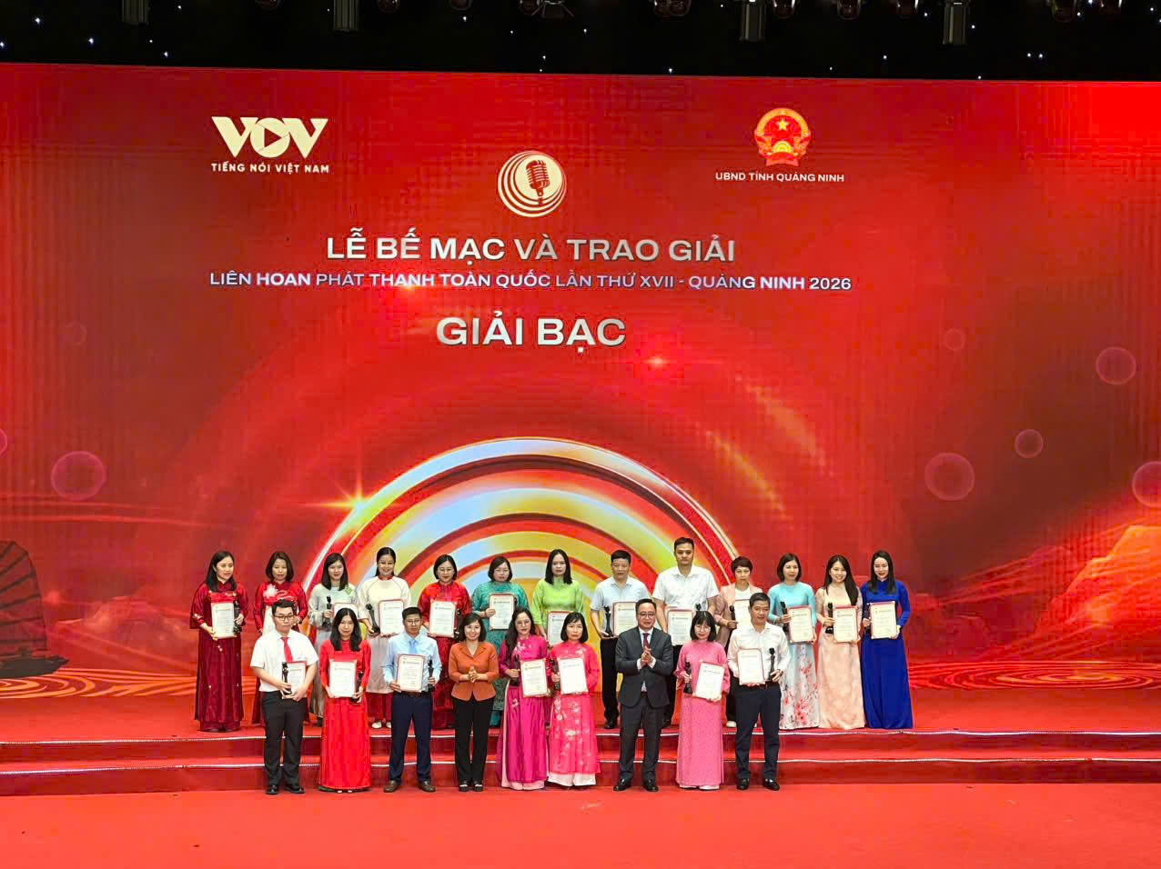 Đại diện nhóm tác giả của Báo và Phát thanh, Truyền hình Lai Châu cùng các báo Đảng địa phương nhận giải Bạc thể loại phóng sự, phóng sự điều tra tại Liên hoan Phát thanh toàn quốc lần thứ XVII năm 2026