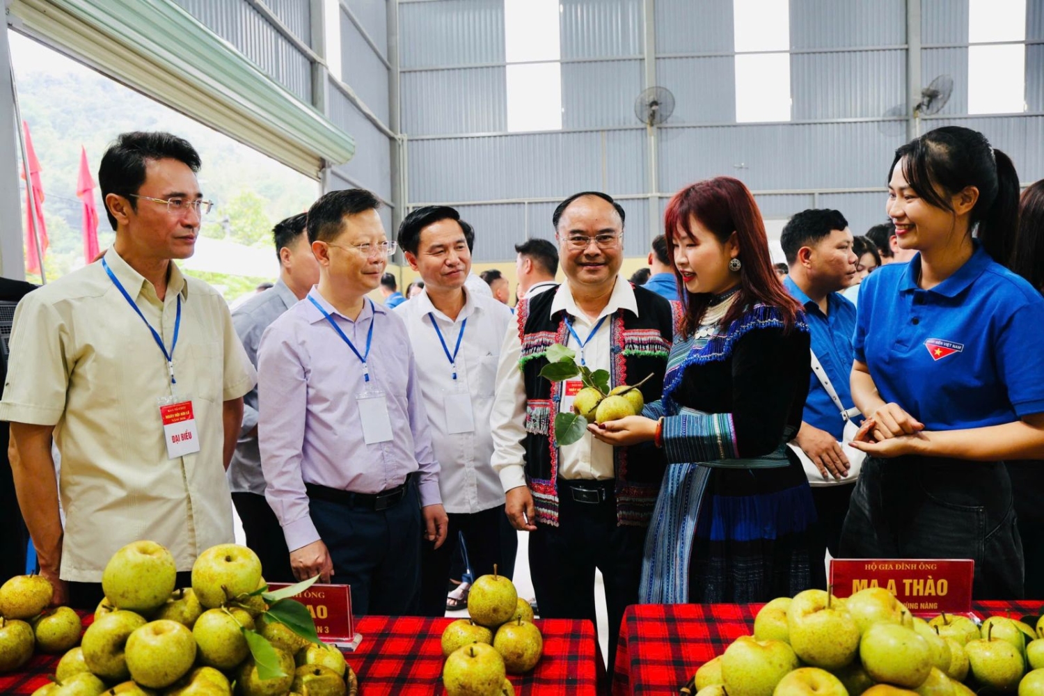 Đồng chí Nguyễn Ngọc Vinh - Phó Bí thư Tỉnh ủy, Chủ tịch Ủy ban MTTQ Việt Nam tỉnh và đồng chí Hà Trọng Hải - Phó Chủ tịch UBND tỉnh cùng các đại biểu tham quan các gian trưng bày quả Lê