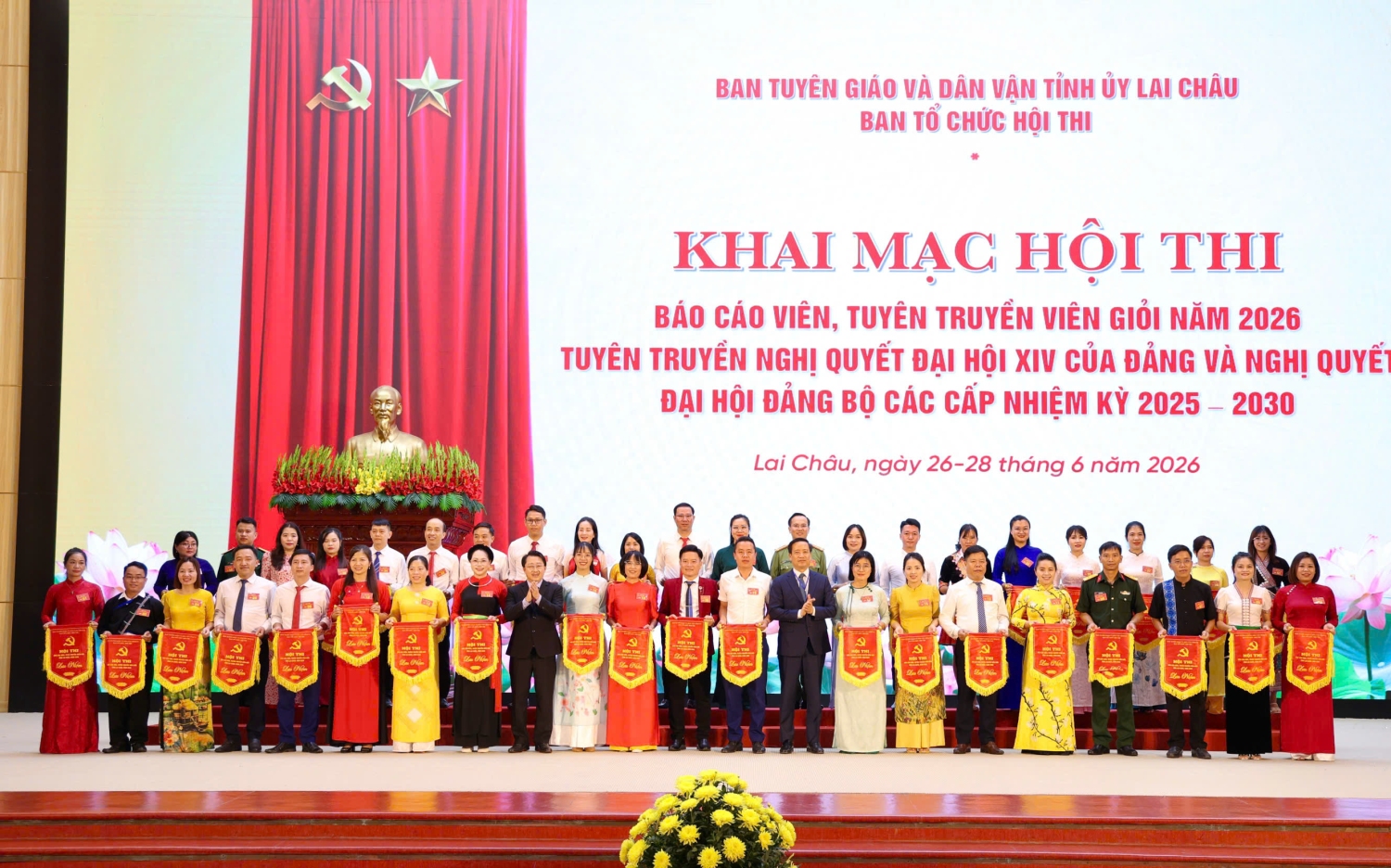 Đồng chí Sùng A Hồ - Phó Bí thư Tỉnh ủy, Trưởng Đoàn đại biểu Quốc hội tỉnh và đồng chí Lê Đức Dục - Ủy viên Ban Thường vụ, Trưởng Ban Tuyên giáo và Dân vận Tỉnh ủy, Trưởng Ban Tổ chức Hội thi tặng Cờ lưu niệm cho các báo cáo viên tham dự Hội thi