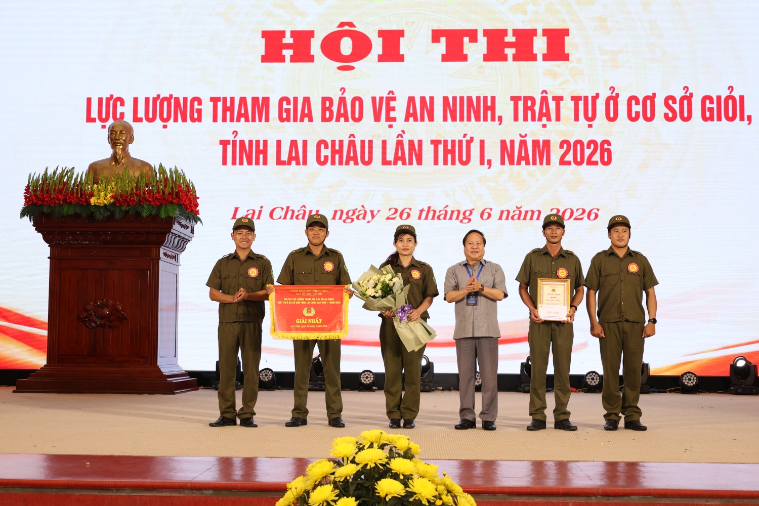 Đồng chí Tống Thanh Hải - Ủy viên Ban Thường vụ Tỉnh ủy, Phó Chủ tịch Thường trực UBND tỉnh, Trưởng Ban Chỉ đạo Hội thi trao giải nhất cho đội cụm thi Bum Nưa (cụm thi số 5)