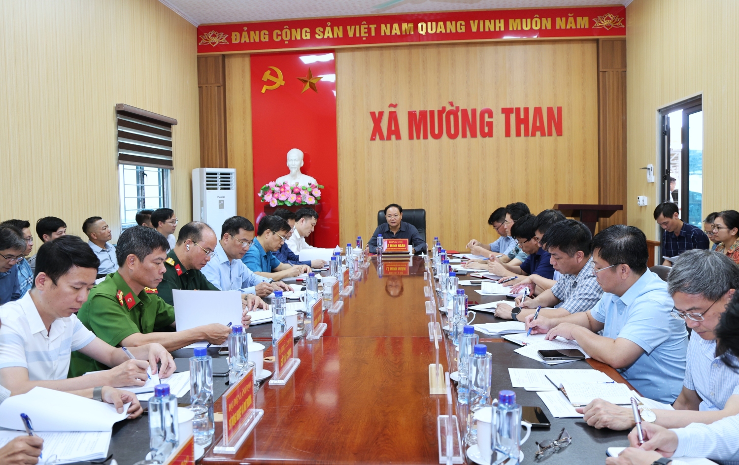 Quang cảnh buổi làm việc