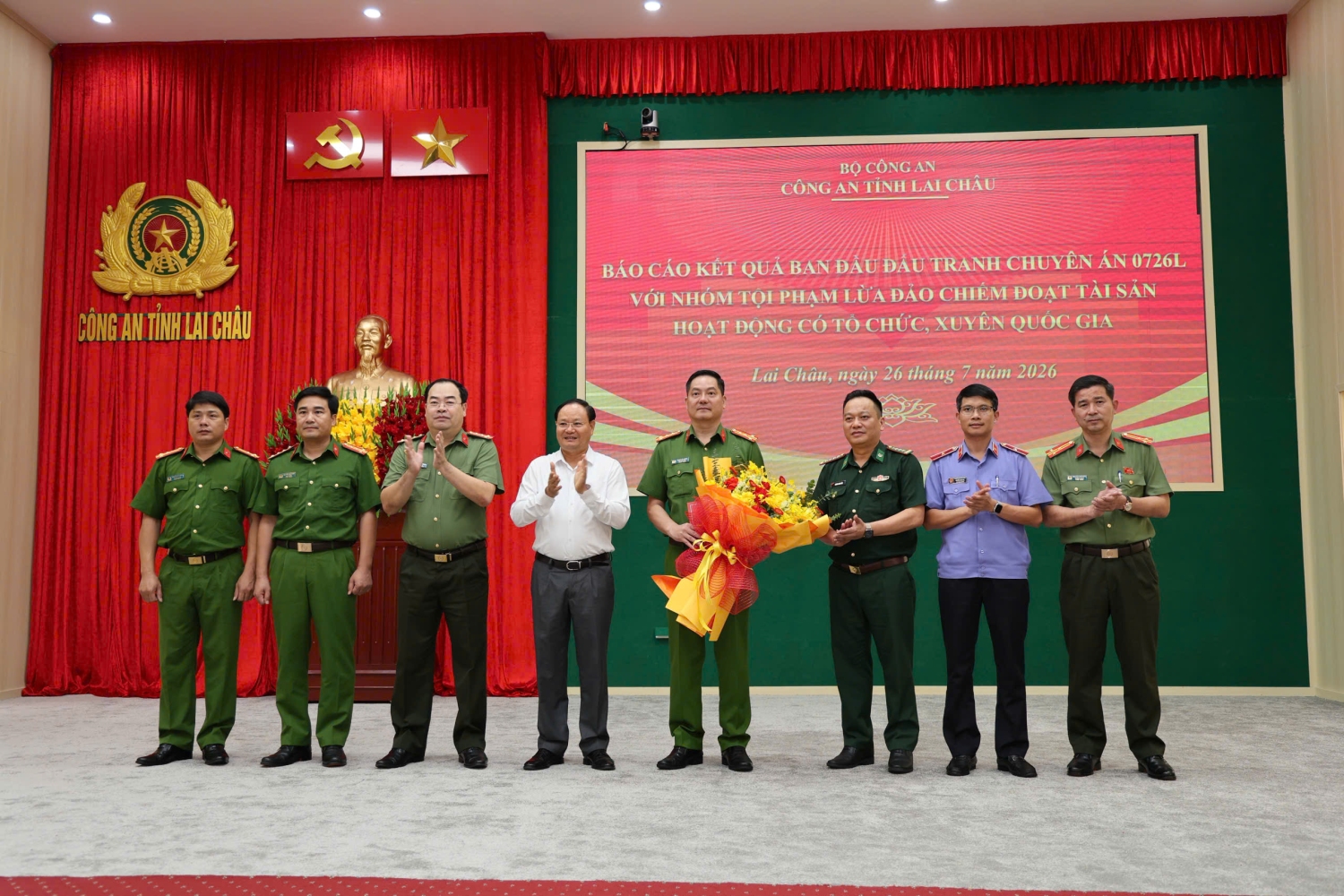 Bí thư Tỉnh ủy Lê Minh Ngân tặng hoa chúc mừng các lực lượng phá thành công chuyên án 0726L