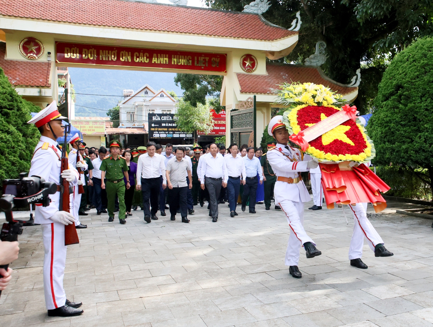 Đoàn đại biểu Tỉnh uỷ, HĐND, UBND, Uỷ ban Mặt trận Tổ quốc Việt Nam tỉnh dâng hoa vào viếng Nghĩa trang Liệt sĩ tỉnh
