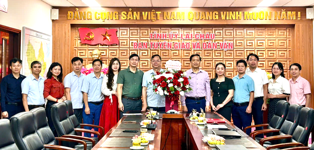 Sở Khoa học và Công nghệ tặng hoa chúc mừng Ban Tuyên giáo và Dân vận Tỉnh uỷ
