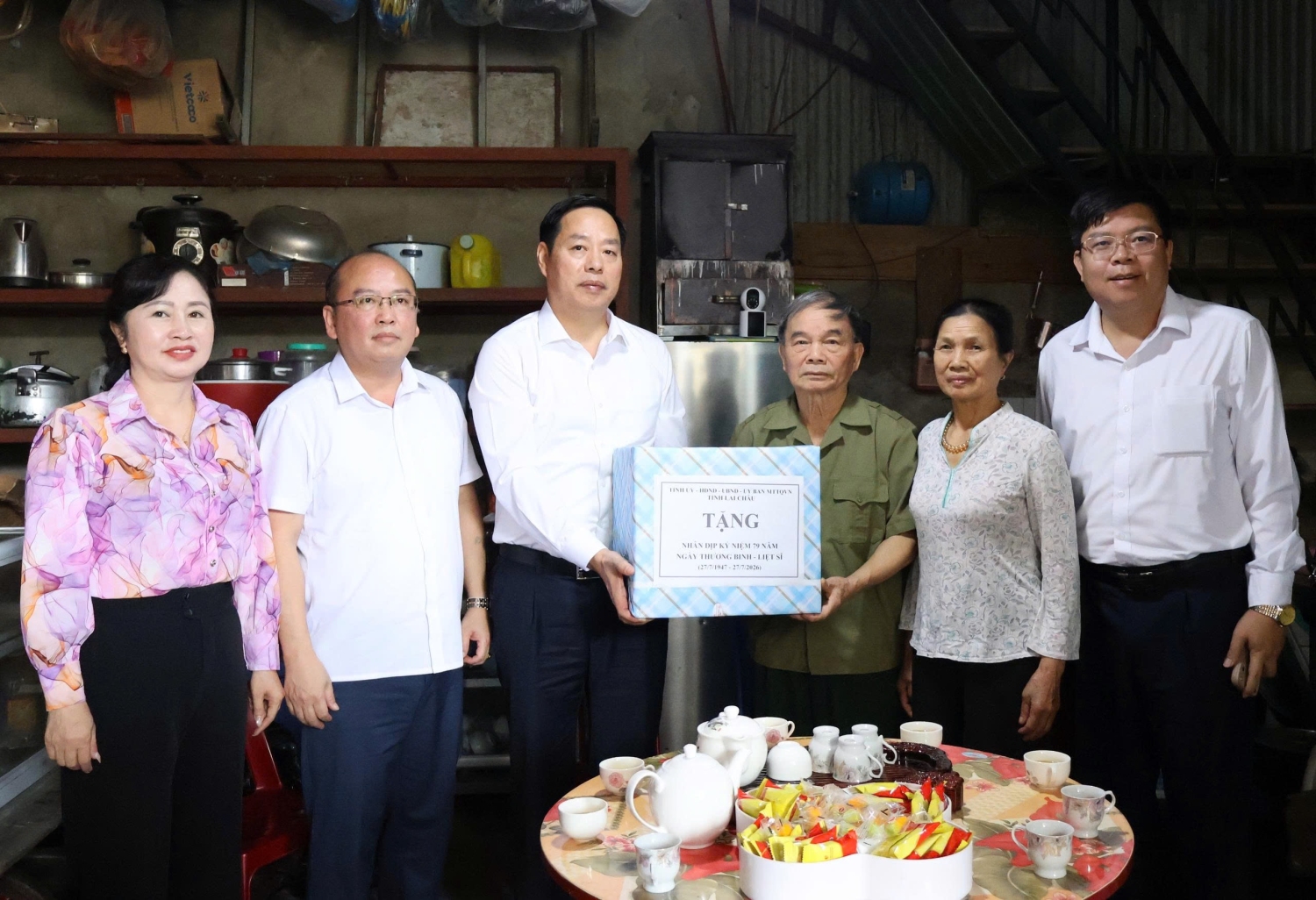 Đồng chí Hà Quang Trung - Phó Bí thư Tỉnh ủy, Chủ tịch UBND tỉnh cùng Đoàn công tác tặng quà gia đình bệnh binh Bùi Xuân Quang (nhiễm chất độc hóa học) ở thôn 4, xã Sìn Hồ