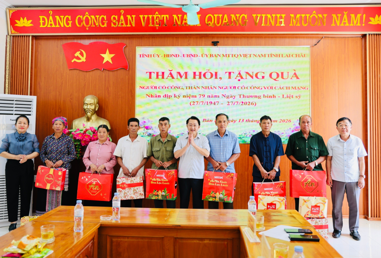 Đồng chí Sùng A Hồ - Phó Bí thư Tỉnh ủy, Trưởng Đoàn đại biểu Quốc hội tỉnh và đồng chí Khoàng Thị Thanh Nga - Phó Bí thư Đảng ủy các cơ quan Đảng tỉnh trao quà cho người có công, thân nhân người có công