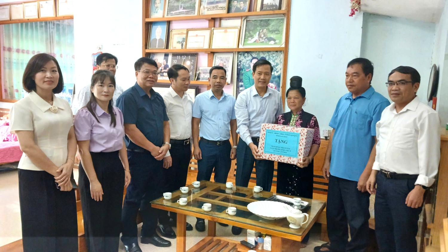Đồng chí Trưởng Ban Tuyên giáo và Dân vận Tỉnh ủy cùng Đoàn công tác tặng quà gia đình bà Lò Thị Ngoan, sinh sống tại bản Bút Dưới, là con gái liệt sĩ Lò Văn Khỏ