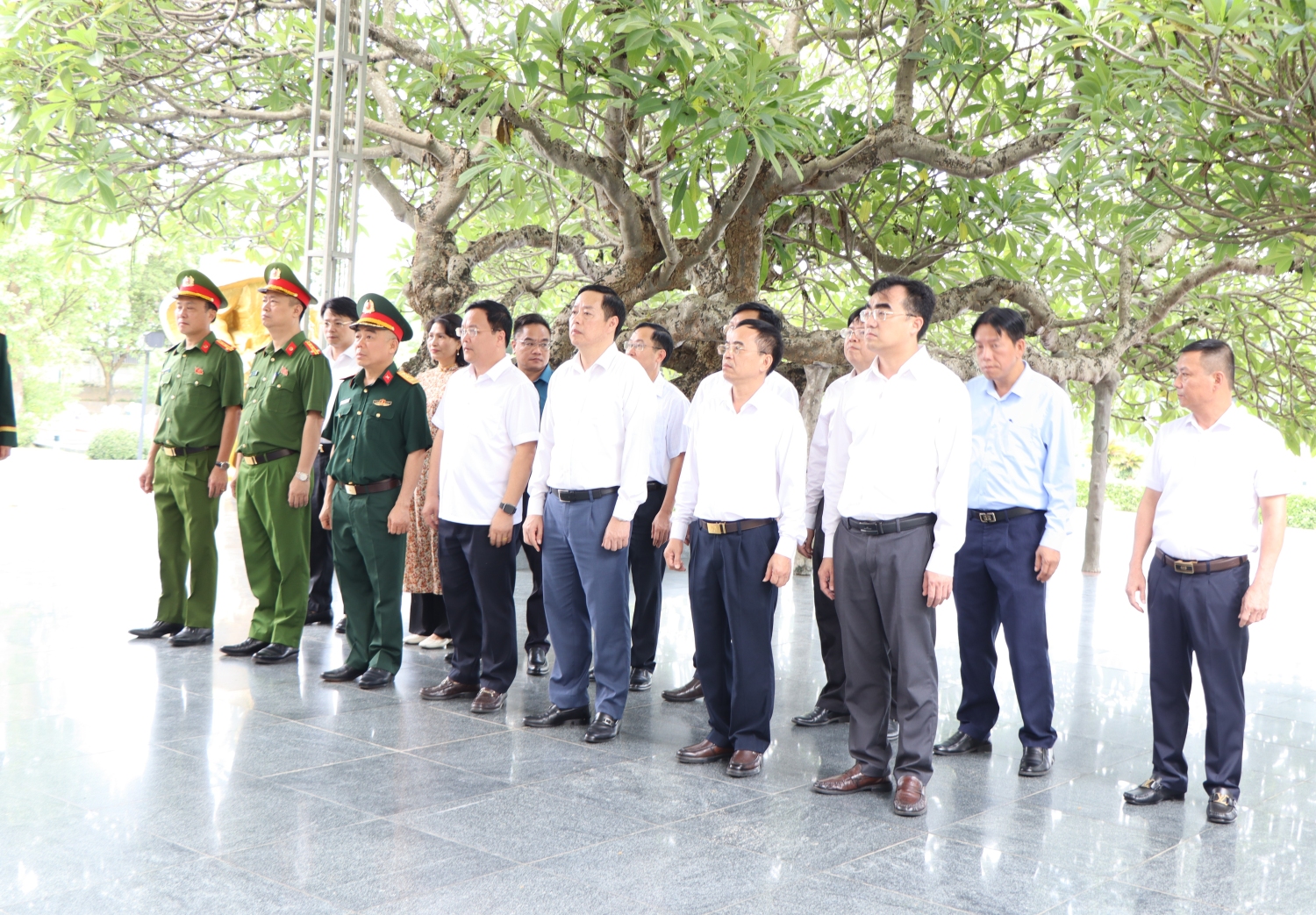 Đoàn đại biểu 2 tỉnh thực hiện nghi lễ tại Nghĩa trang Liệt sĩ Quốc gia A1