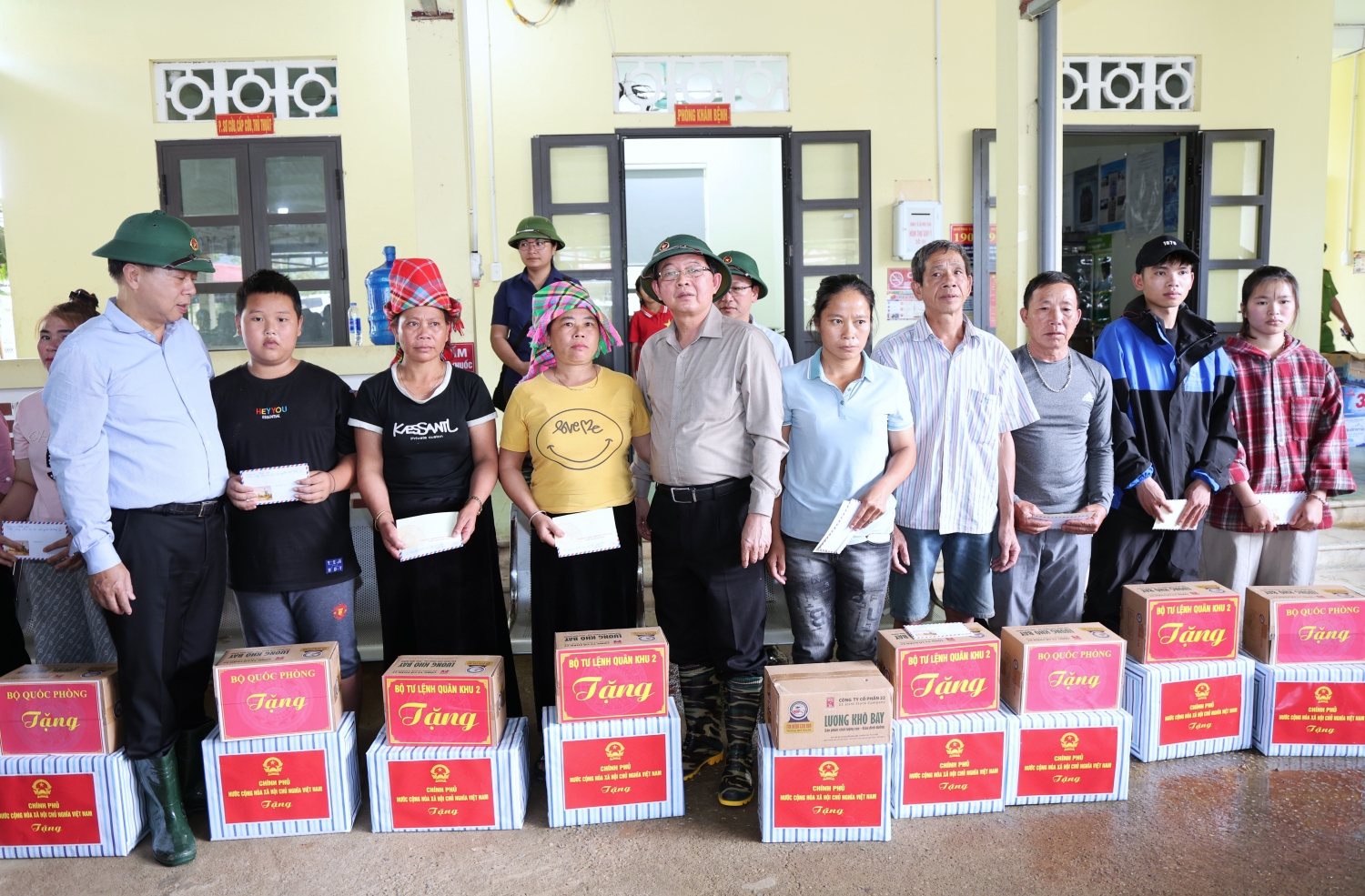 Phó Thủ tướng Chính phủ Hồ Quốc Dũng tặng quà cho các gia đình bị thiệt hại do mưa lũ