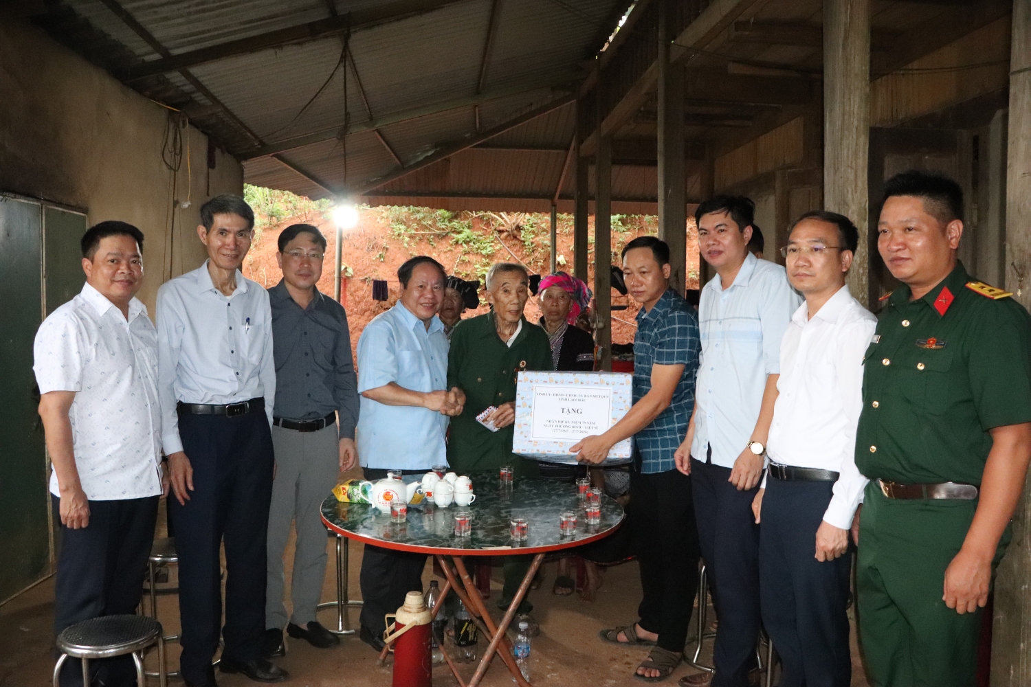 Đồng chí Phó Chủ tịch Thường trực UBND tỉnh Tống Thanh Hải và Đoàn công tác ​​​​​trao quà thương binh Lò Văn Thòn, bản Nà Tăm 1, xã Nậm Tăm