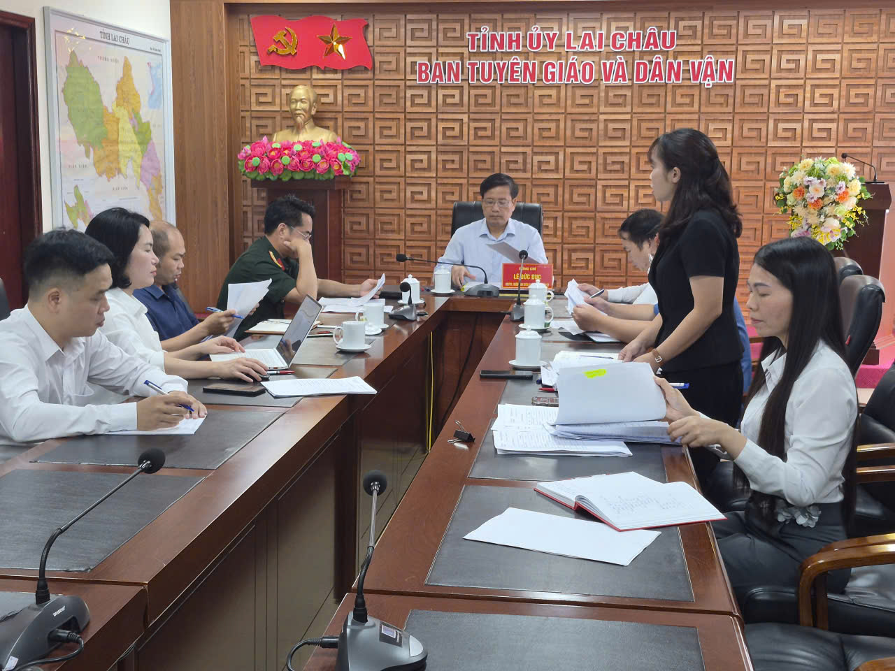Quang cảnh cuộc họp