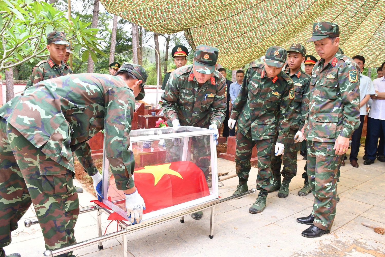Thực hiện lấy mẫu xác định danh tính hài cốt liệt sĩ