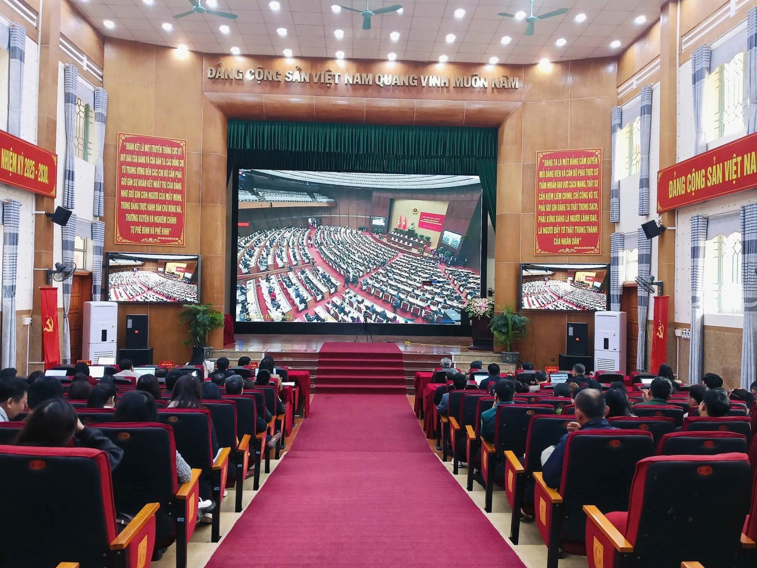 Các đảng ủy trực thuộc tỉnh tham gia nghiêm túc Hội nghị toàn quốc nghiên cứu, học tập, quán triệt và triển khai thực hiện Nghị quyết Đại hội XIV của Đảng (Điểm cầu Đảng ủy xã Than Uyên)