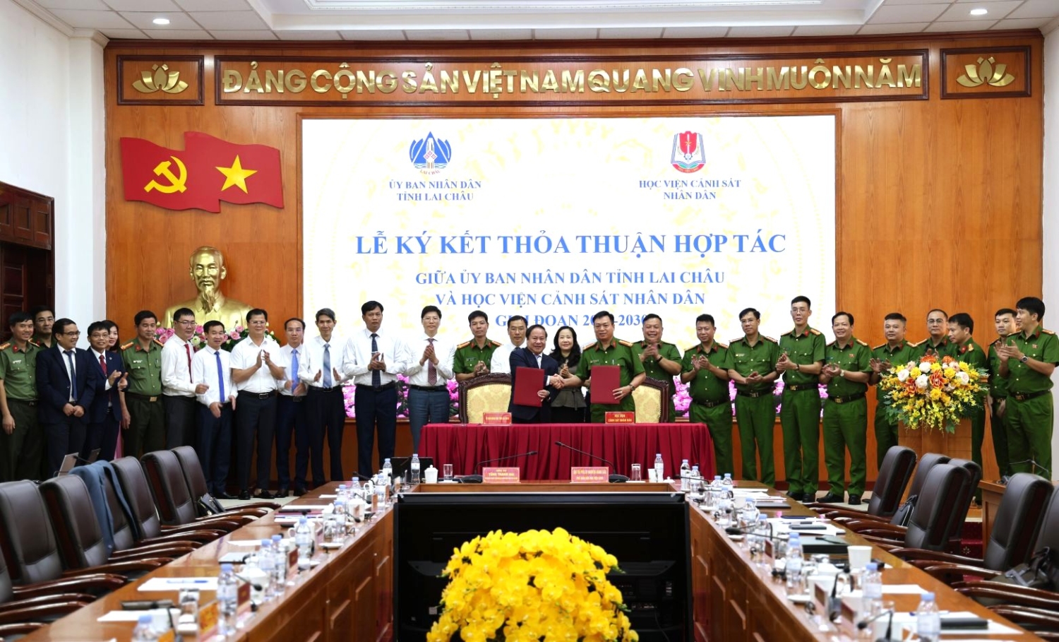 Phó Chủ tịch Thường trực UBND tỉnh Tống Thanh Hải và Phó Giám đốc Học viện Cảnh sát nhân dân Nguyễn Đăng Sáu ký kết Thỏa thuận hợp tác trước sự chứng kiến của đại biểu