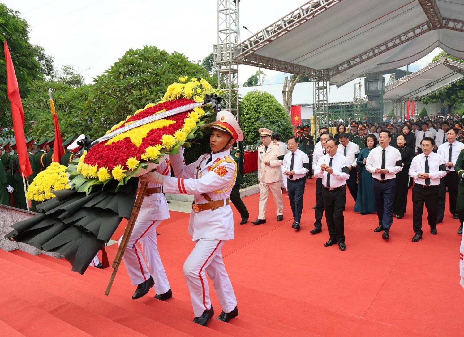 Đồng chí Lê Minh Ngân - Ủy viên Ban Chấp hành Trung ương Đảng, Bí thư Tỉnh ủy, Chủ tịch HĐND tỉnh  và Đoàn công tác của tỉnh dâng vòng hoa, dâng hương kính viếng các Anh hùng liệt sĩ