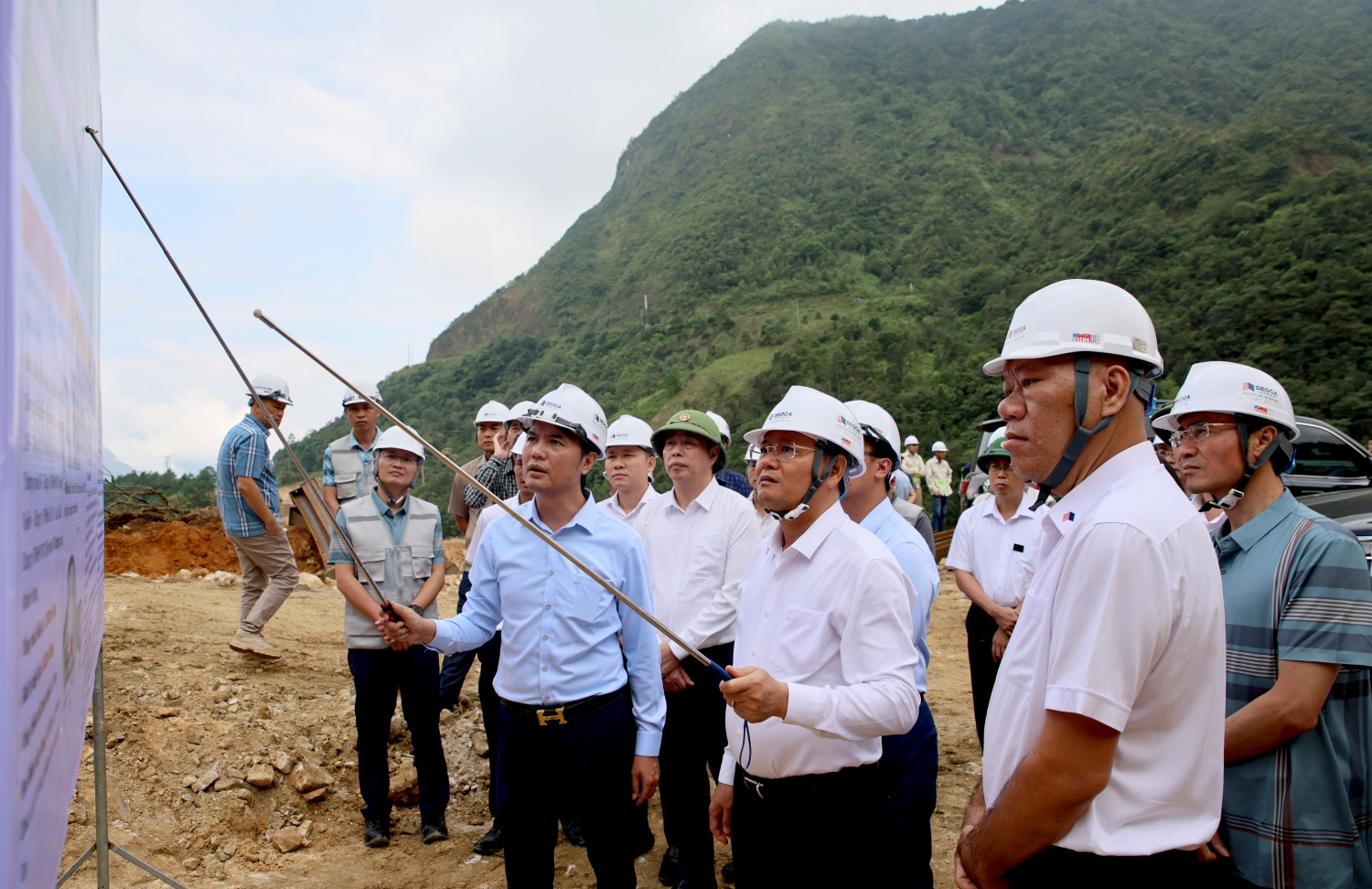 Bí thư Tỉnh uỷ Lê Minh Ngân cùng các đồng chí lãnh đạo UBND tỉnh nghe báo cáo tiến độ triển khai thi công dự án Hầm đường bộ qua đèo Hoàng Liên
