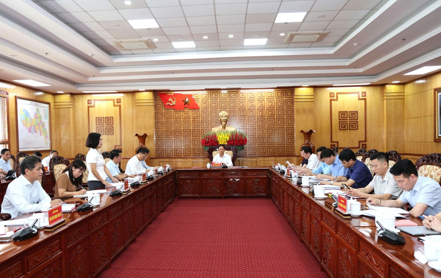 Quang cảnh buổi làm việc