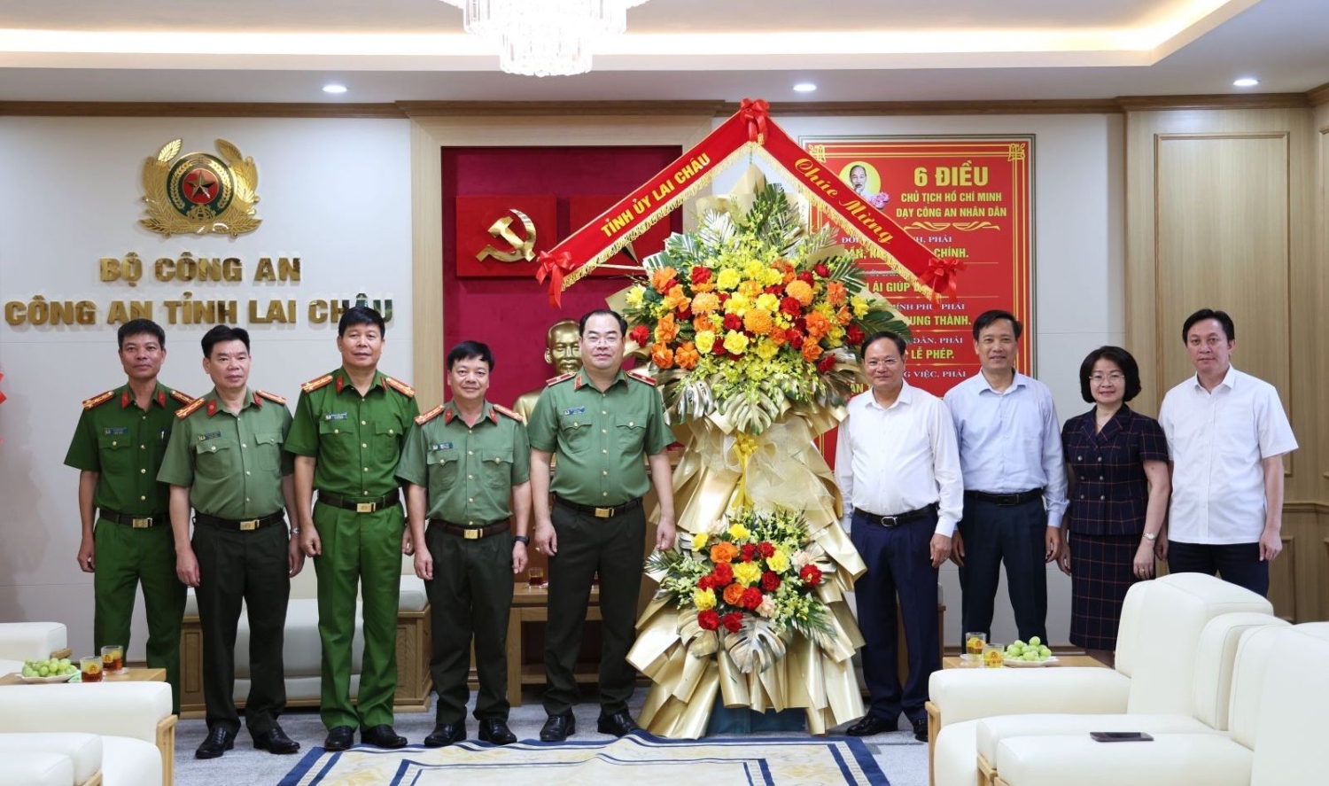 Bí thư Tỉnh ủy Lê Minh Ngân và các đồng chí Ủy viên Ban Thường vụ Tỉnh ủy tặng lẵng hoa chúc mừng lực lượng Công an Lai Châu