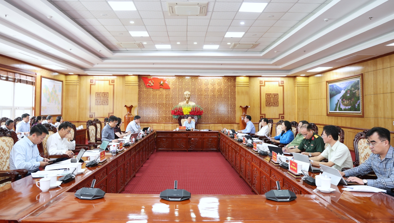 Quang cảnh cuộc họp