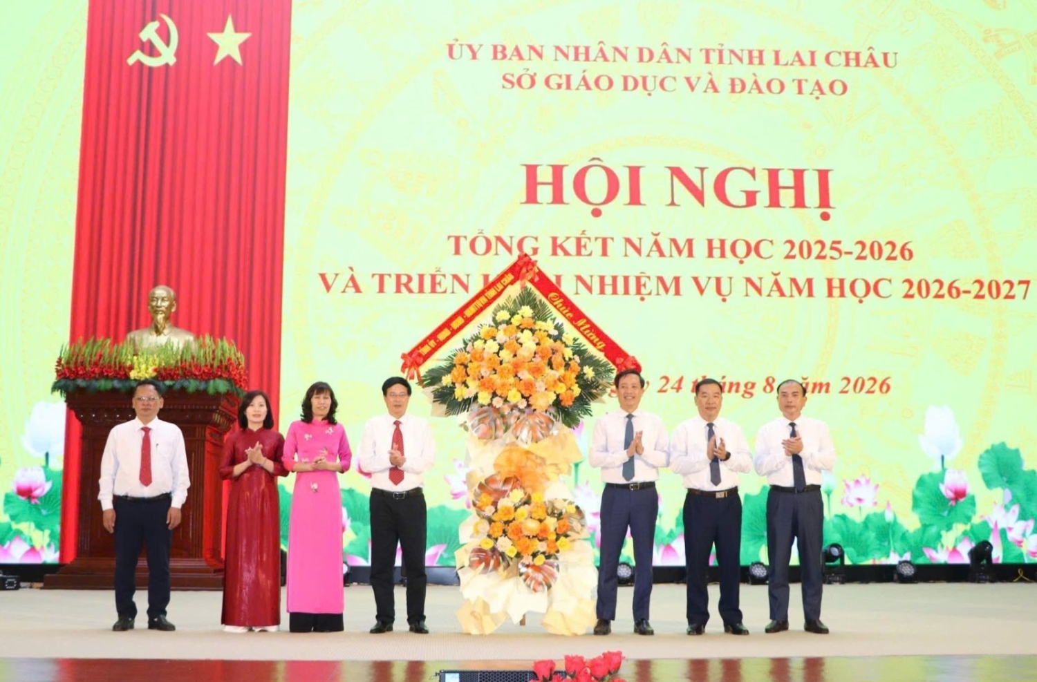 Các đồng chí lãnh đạo tỉnh tặng hoa chúc mừng ngành Giáo dục